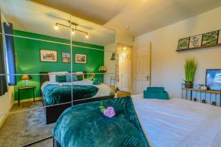 Spacious Two Bedroom in Chester by Eason Stays Ideal for Weekend Getaways & Business Travellers - with Free parking! - Chester - 0