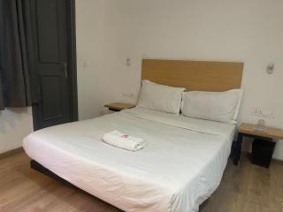 Premium Rooms Near Shooting Range - Faridabad - 6