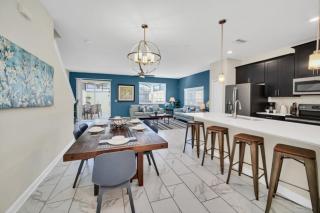 Stay in Style at This 5 BR Townhome 6304 - Davenport - 6