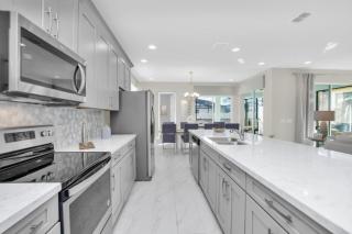 Modern Oasis with 6 Bedrooms and Pool 6360 - Davenport - 2