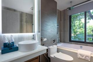 Oriana Hotel by OnHotelRooms - Vân Lũng - 8