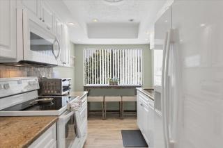 Beachside Bliss: Sarasota County Condo 1006 Awaits - 8