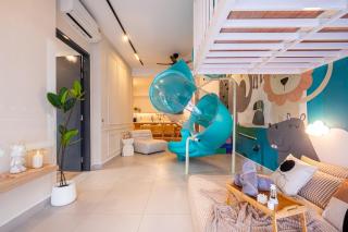 KL No1 Kids Slides w Climbing Wall Kids Friendly - 1