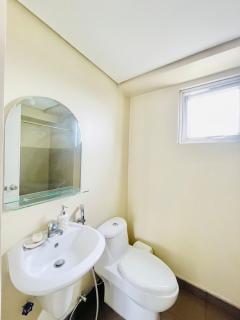 C3 Elegant 2BR Condo with Pool View - Iloilo - 7
