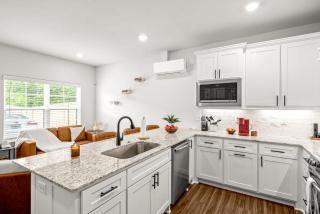 Stylish 2BR Home Near University of Arkansas - Fayetteville - 2