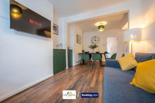 Stylish 2 BR Townhouse By StirkMartin Stays Short Lets & Serviced Accommodation Cardiff With Free Parking & Sleeps5 - 5