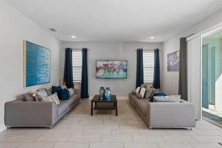 Ultimate Luxury Retreat: 5 BR Villa with Pool and Jacuzzi - Orlando - 4