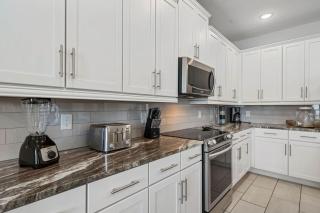 Ultimate Luxury Retreat: 5 BR Villa with Pool and Jacuzzi - Orlando - 1