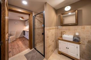 Studio Flat - Sleeps 3 - Parking - Wifi - 1