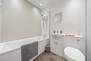 Central Kirkintilloch 2 Bed App - 2