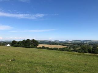 Secluded farmhouse with views - Cwrt-newydd - 4