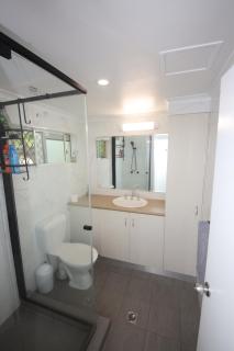 Entire Holiday Apartment - Westcourt - 5
