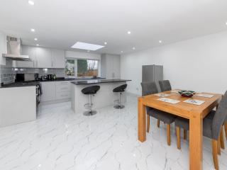 Charming Modern Home in Central Wokingham - Pass the Keys - 6
