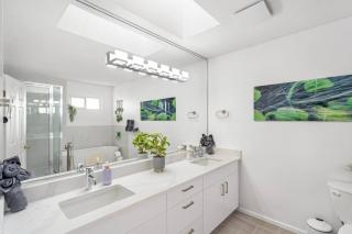 Spacious Family Retreat Central to YVR and Downtown - 2