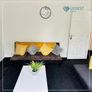 Sleek 4-Bed Home in Nottingham - Near City Hospital, Jubilee Campus & Easy Access to M1 - Nottingham - 2