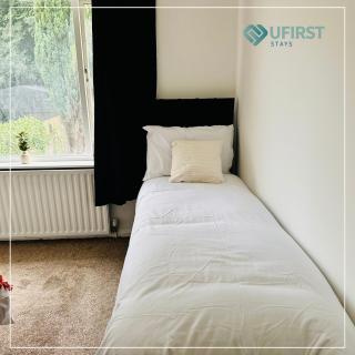 Stylish 4BR Home in Nottingham - Near City Hospital - Jubilee Campus - Near City Centre and Easy Access to M1 - Nottingham - 2