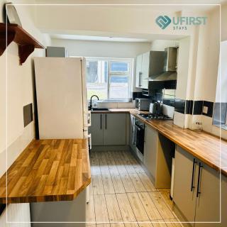 Sleek 4-Bed Home in Nottingham - Near City Hospital, Jubilee Campus & Easy Access to M1 - Nottingham - 6