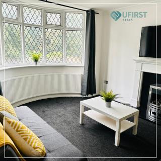 Sleek 4-Bed Home in Nottingham - Near City Hospital, Jubilee Campus & Easy Access to M1 - Nottingham - 0