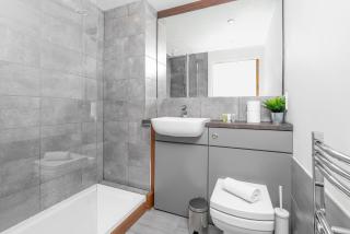 Luxe Two Bedroom Apartment - City Centre - Large Balcony - Secure Parking 1001M - Birmingham - 3