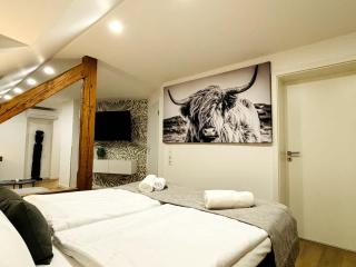 REMA Homes - Dachgeschoss Klima 3x Queen-Size Balkon Küche TV - 1