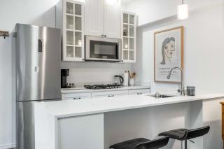 1 bedroom Garden Suite with parking, Best Location - Collingwood - 9