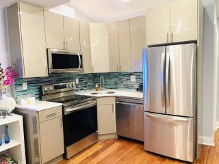 Vibrant 1BD Suite in Downtown Center City - 6