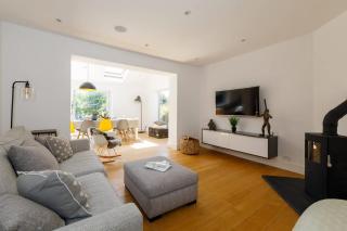 Gorgeous home for 12 - Walk to Beach - Sea View - 3