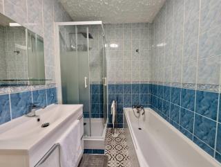 Amazing House With Free Parking - 2