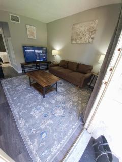 Beautiful 1BR 5 Mins to UT 6879 - 8