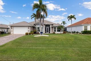 Canal-Side Paradise Cape Coral! - Cape Coral - 1
