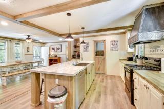 8 Mi to Helen Sautee Nacoochee Home with Hot Tub - 3