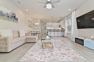 New Luxury Dream Vacation Home With Gym, 70 inch TV, Private Pool, 4 Bedrooms, 3 Full Baths, High Speed WiFi - 0
