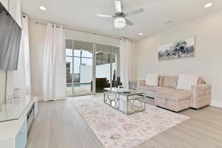 New Luxury Dream Vacation Home With Gym, 70 inch TV, Private Pool, 4 Bedrooms, 3 Full Baths, High Speed WiFi - 9