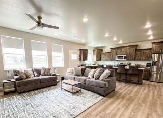 Beautiful New Build-Rendezvous Retreat in Lochwood - Garden City - 0