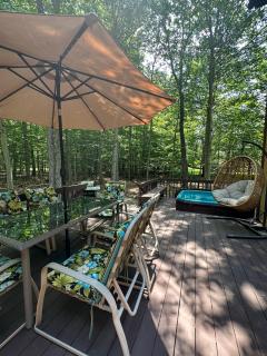 Pocono Hideout Family Home with Hot Tub Deck Sunroom Pool Big Bass Lake Larsen Lake Gouldsboro Clifton Township - Lehigh - 9