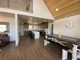 Bear Foot Beach House-Beautiful Views on the Lake - 2