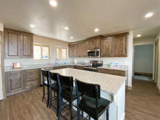 Bear Foot Beach House-Beautiful Views on the Lake - 7