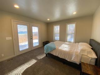 Bear Foot Beach House-Beautiful Views on the Lake - Garden City - 1