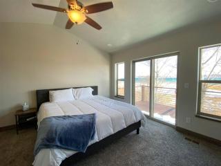 Bear Foot Beach House-Beautiful Views on the Lake - 5