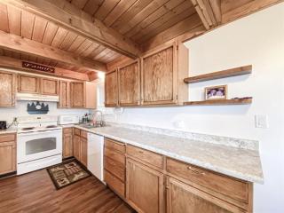 Cozy Sweetwater Cabin, with access to Ideal Beach - Garden City - 2
