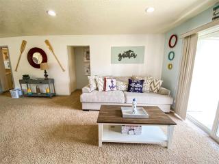 Beautiful Updated 2 Bedroom Condo T106 - Garden City - 0
