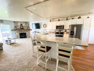 Beautiful Updated 2 Bedroom Condo T106 - 4