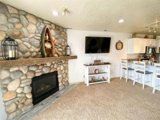 Beautiful Updated 2 Bedroom Condo T106 - 5