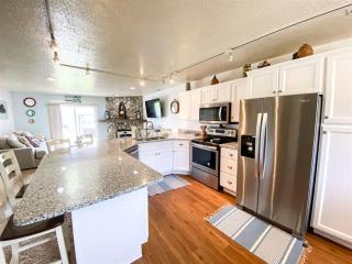 Beautiful Updated 2 Bedroom Condo T106 - 2