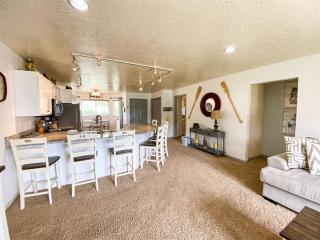 Beautiful Updated 2 Bedroom Condo T106 - 3