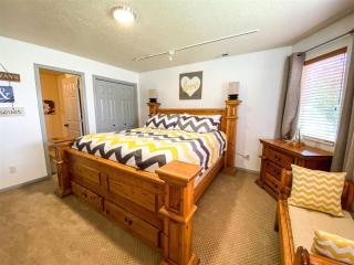 Beautiful Updated 2 Bedroom Condo T106 - 8