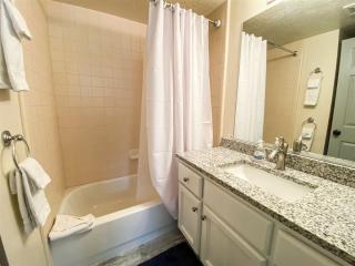 Beautiful Updated 2 Bedroom Condo T106 - Garden City - 1