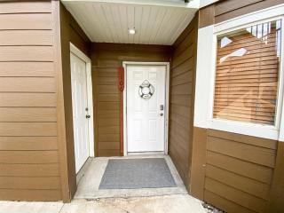 Beautiful Updated 2 Bedroom Condo T106 - Garden City - 3