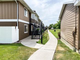 Beautiful Updated 2 Bedroom Condo T106 - Garden City - 6