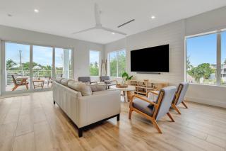 Keys Casa - Elegant Waterfront Retreat, Sleeps 16, Elevator, Private Dock, Putt-Putt - 8